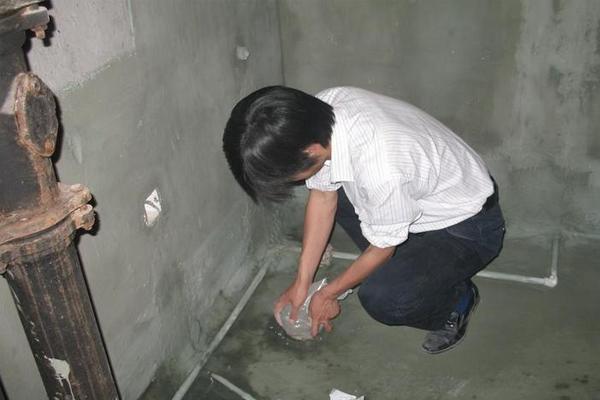下沉式卫生间漏水漏到楼下要怎么维修