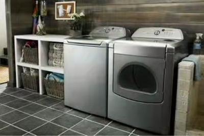 洗衣机洗完衣服脱水的时候衣服老是会转到一边？