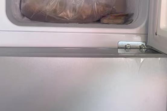 冰箱插上电源外面很烫怎么办？