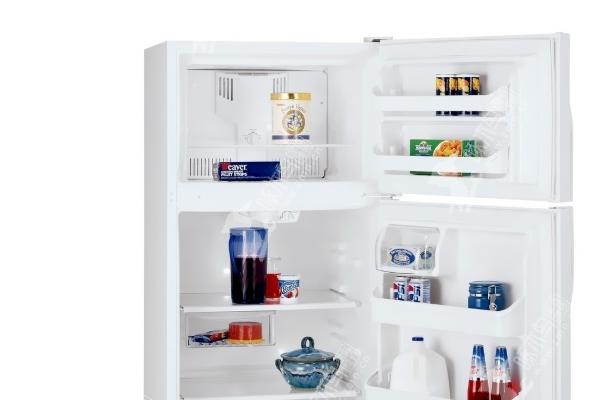达美尼冰箱里面排水孔在哪里？