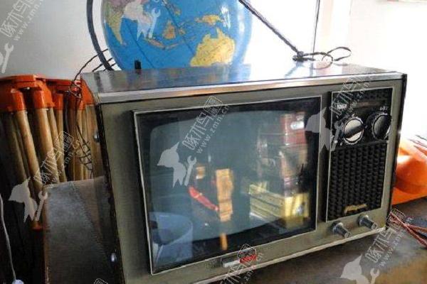 电视机放一会就黑屏什么原因